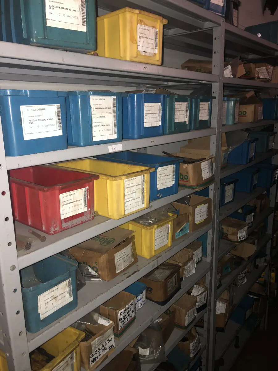 LOTE 070 - Lote com 5 prateleiras e parafusos de diversos modelos 