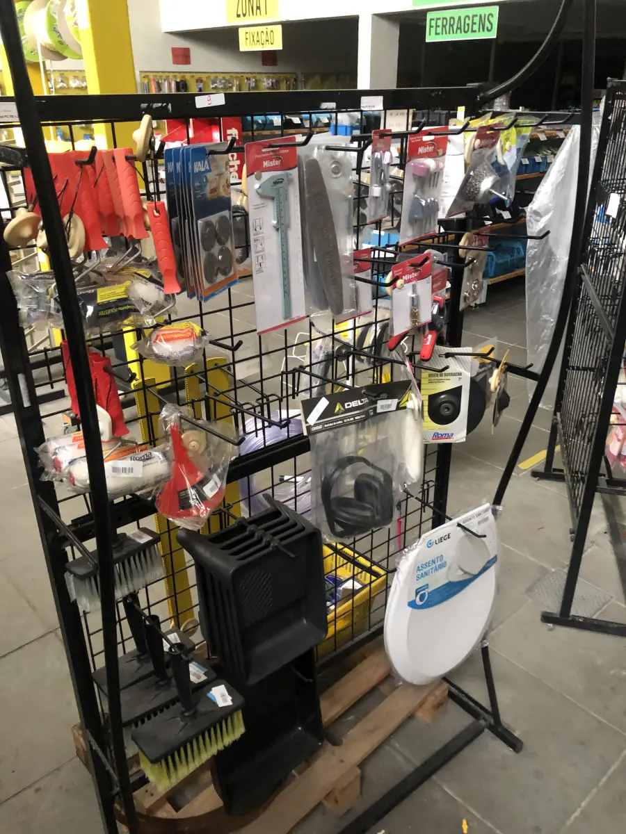 LOTE 009 - Lote com  trincha, paquímetro, bandeja para tinta, funil, rolo para pintura, assento sanitário, números, mangueira nível, alicate, serra, pregos