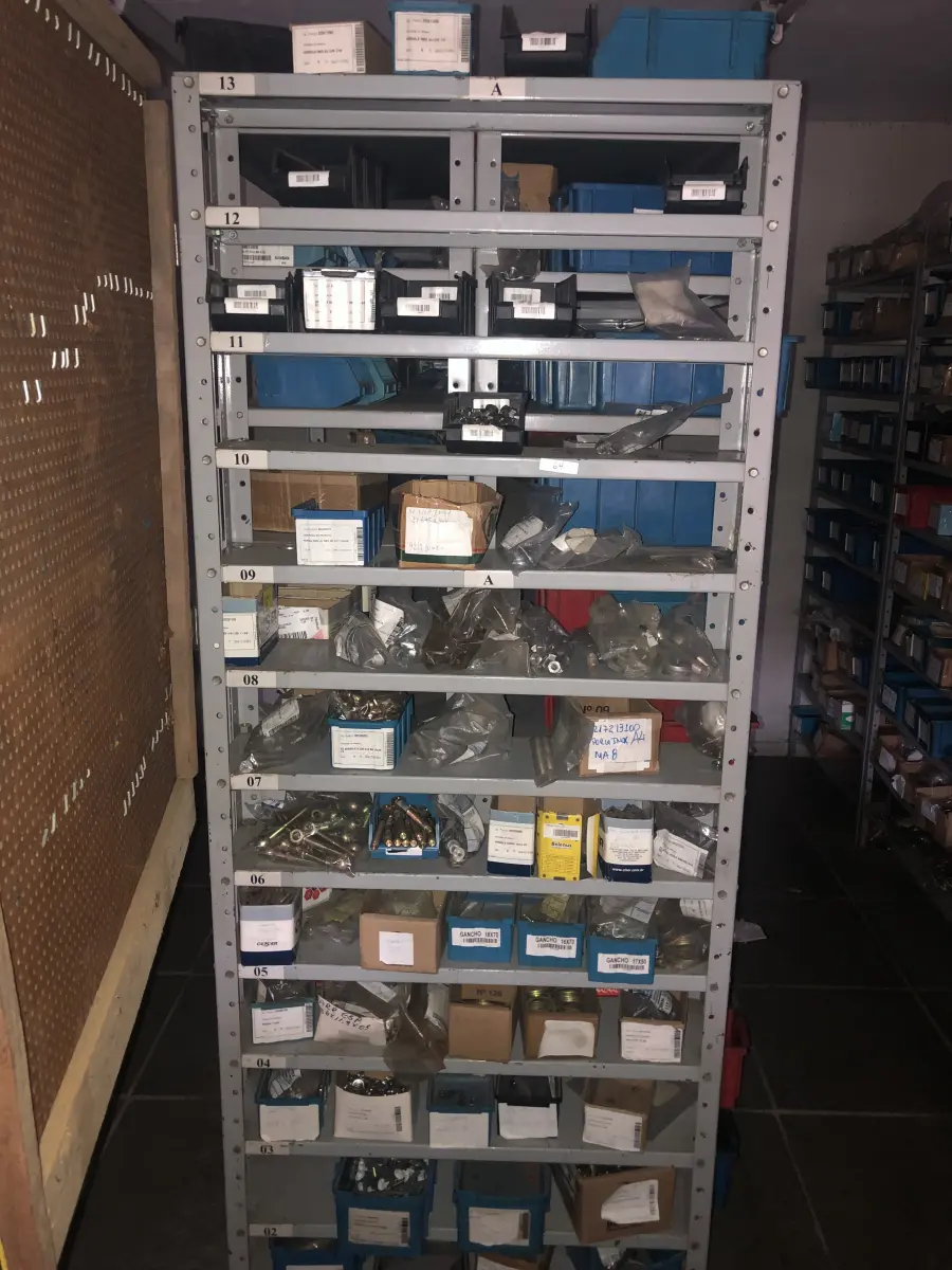 LOTE 064 - Lote com 7 prateleiras e diversos parafuos e arruelas e porcas 