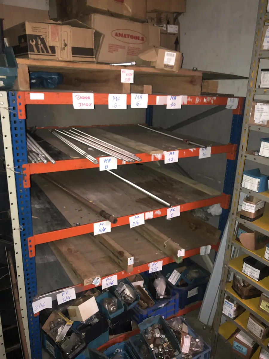 LOTE 075 - Lote com 7 prateleiras e diversos parafuos e arruelas e porcas, prateleira com barra de ferro com rosca e caixas com parafusos