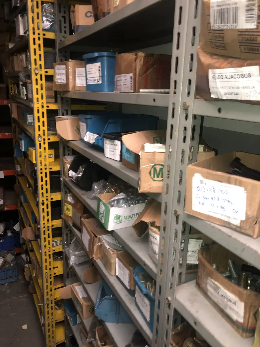 LOTE 075 - Lote com 7 prateleiras e diversos parafuos e arruelas e porcas, prateleira com barra de ferro com rosca e caixas com parafusos