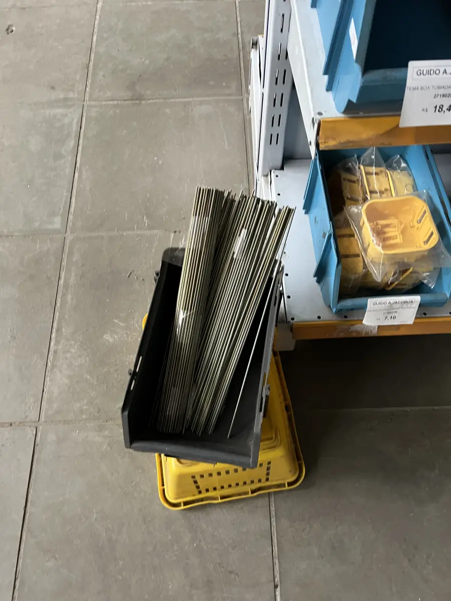 LOTE 025 - Lote com base para lampada, tomadas, T, tomada box, roscas, canaletas, interruptores, discos de corte, discos lixa, 