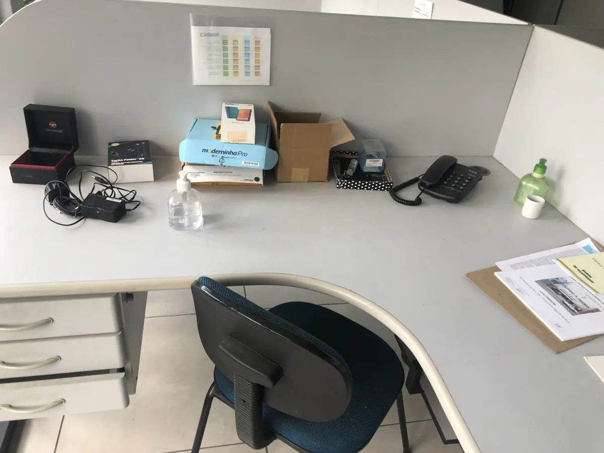 LOTE 081 - Lote com armario 2 portas, armario 2 portas mais prateleira, estação de trabalho com 6 lugares, 2 cadeiras, 2 mesas em L, armario baixo 2 portas, frigobar, reck