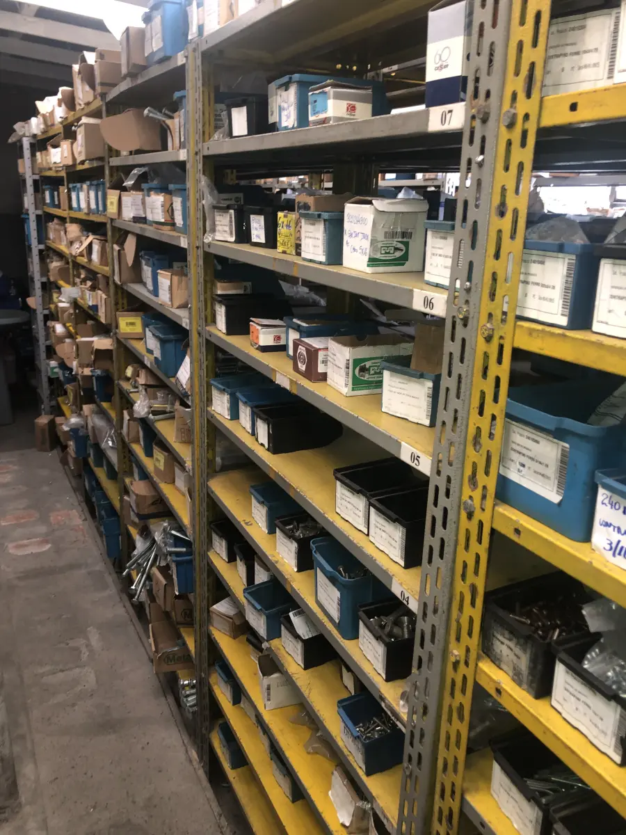 LOTE 074 - Lote com 12 prateleiras e parafusos de diversos modelos 