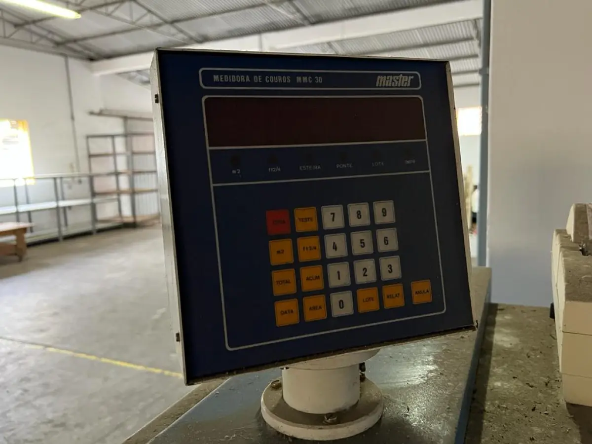 LOTE 015 - maquina de medir couros Master MMC 30