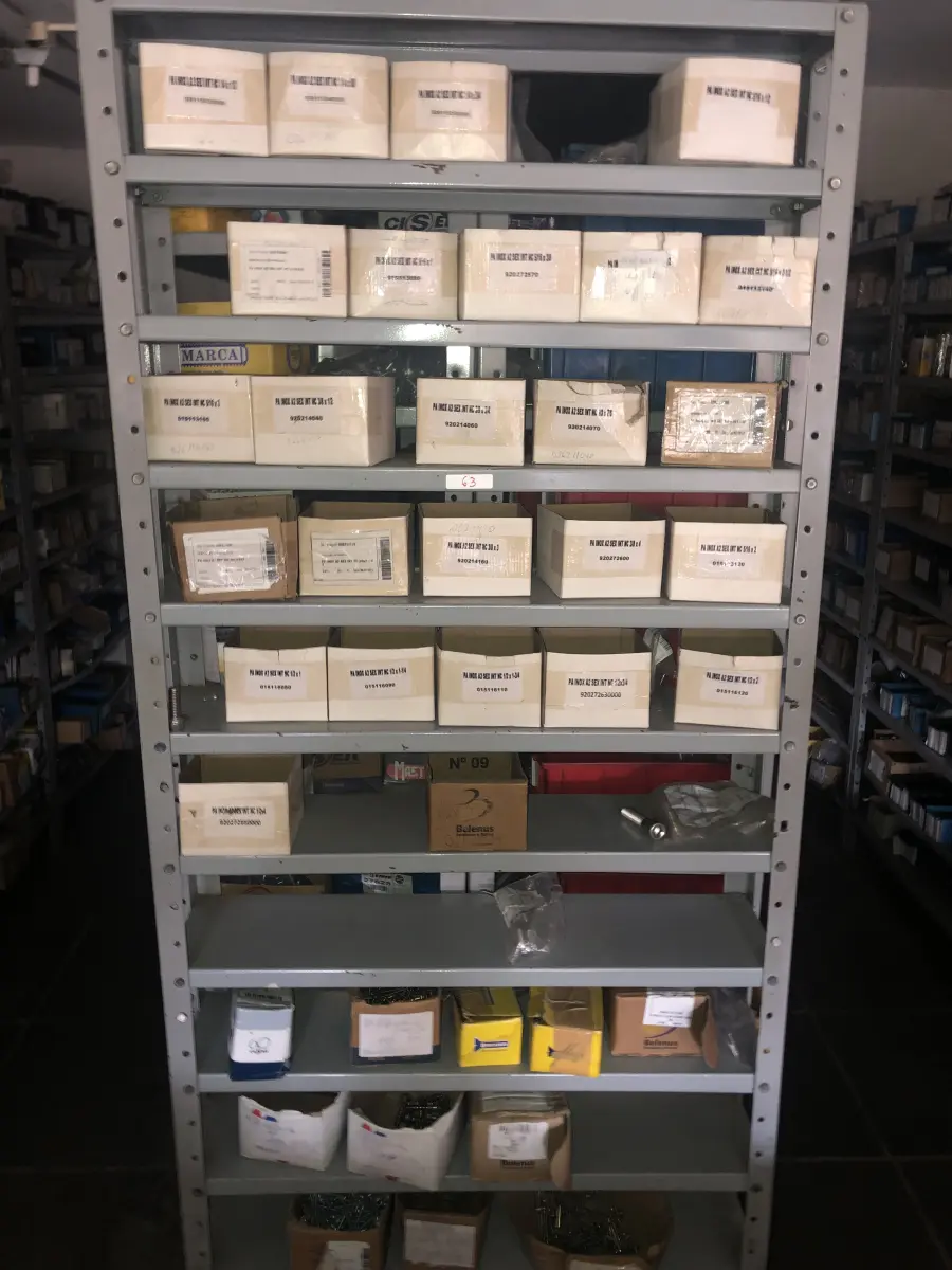 LOTE 063 - Lote com 7 prateleiras e diversos parafuos e arruelas e porcas 