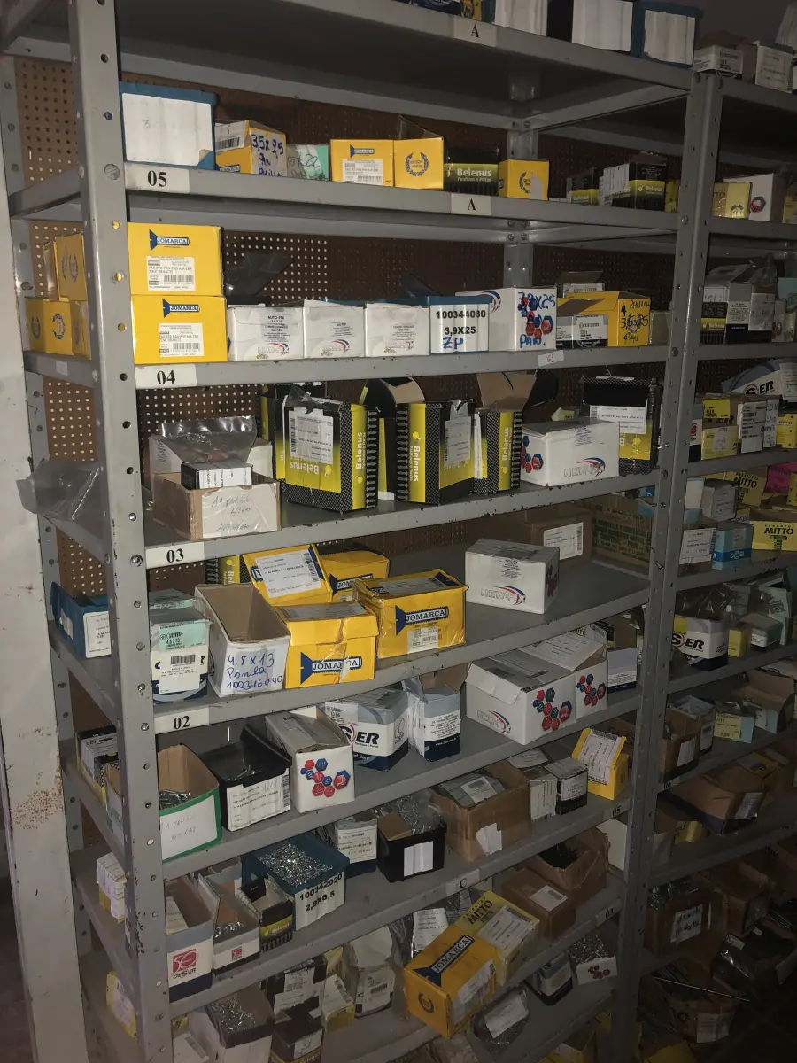 LOTE 061 - Lote com 3 prateleiras e parafusos de diversos modelos 