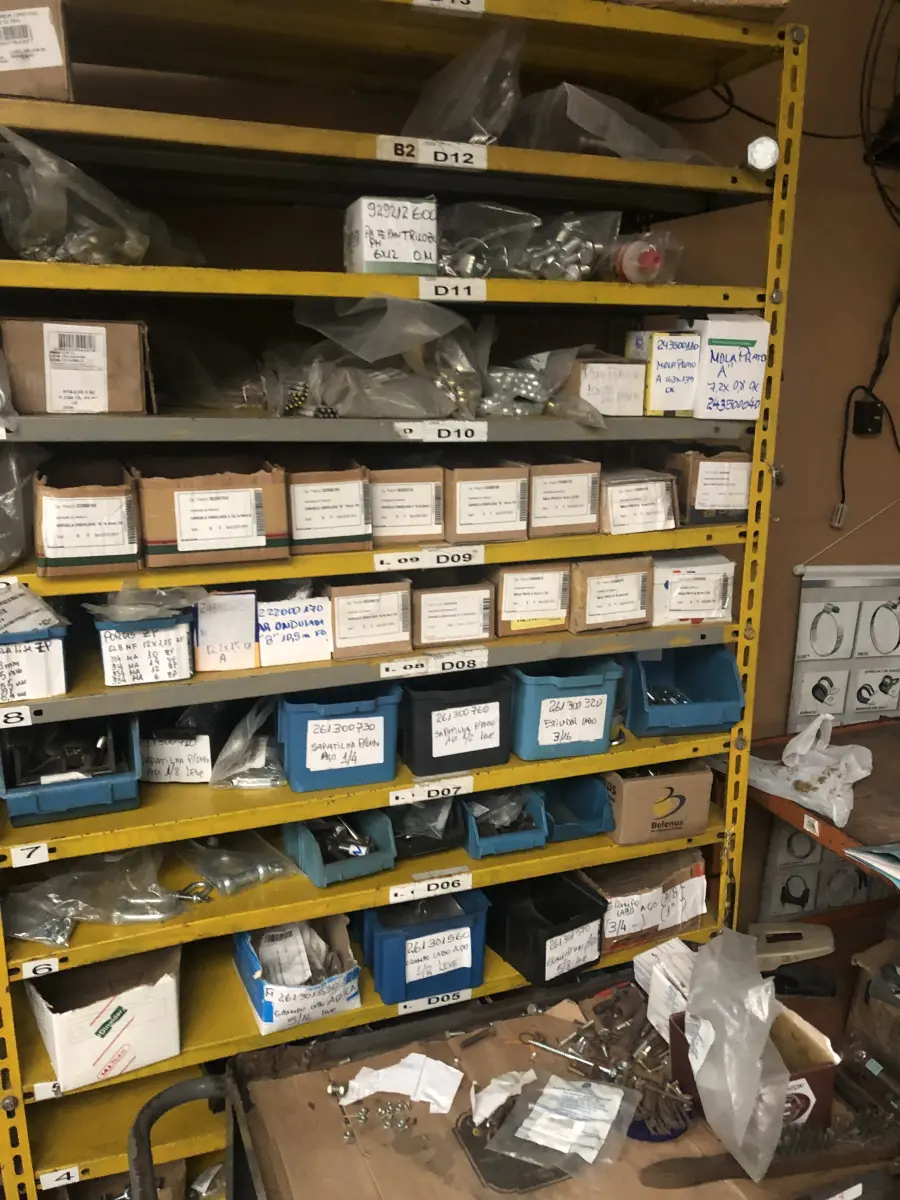 LOTE 078 - Lote com 2 prateleiras com parafusos, 2 carrinhos de com parafusos e prateleira 