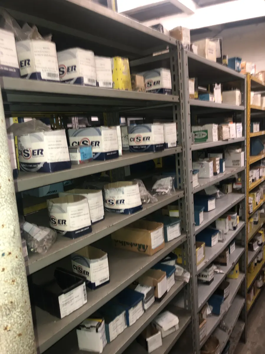 LOTE 073 - Lote com 11 prateleiras e parafusos de diversos modelos 