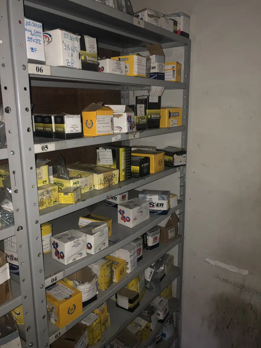 LOTE 061 - Lote com 3 prateleiras e parafusos de diversos modelos 