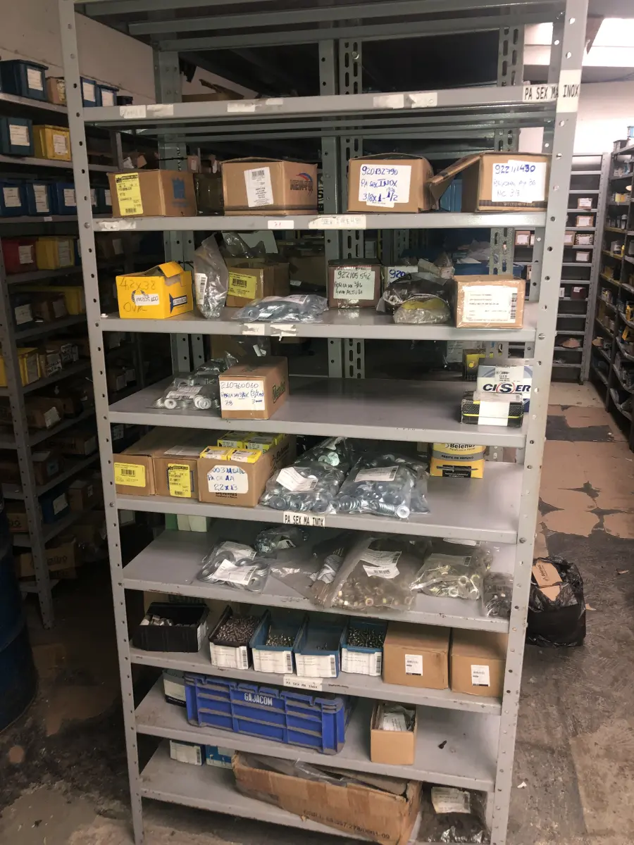 LOTE 071 - Lote com 11 prateleiras e parafusos de diversos modelos 