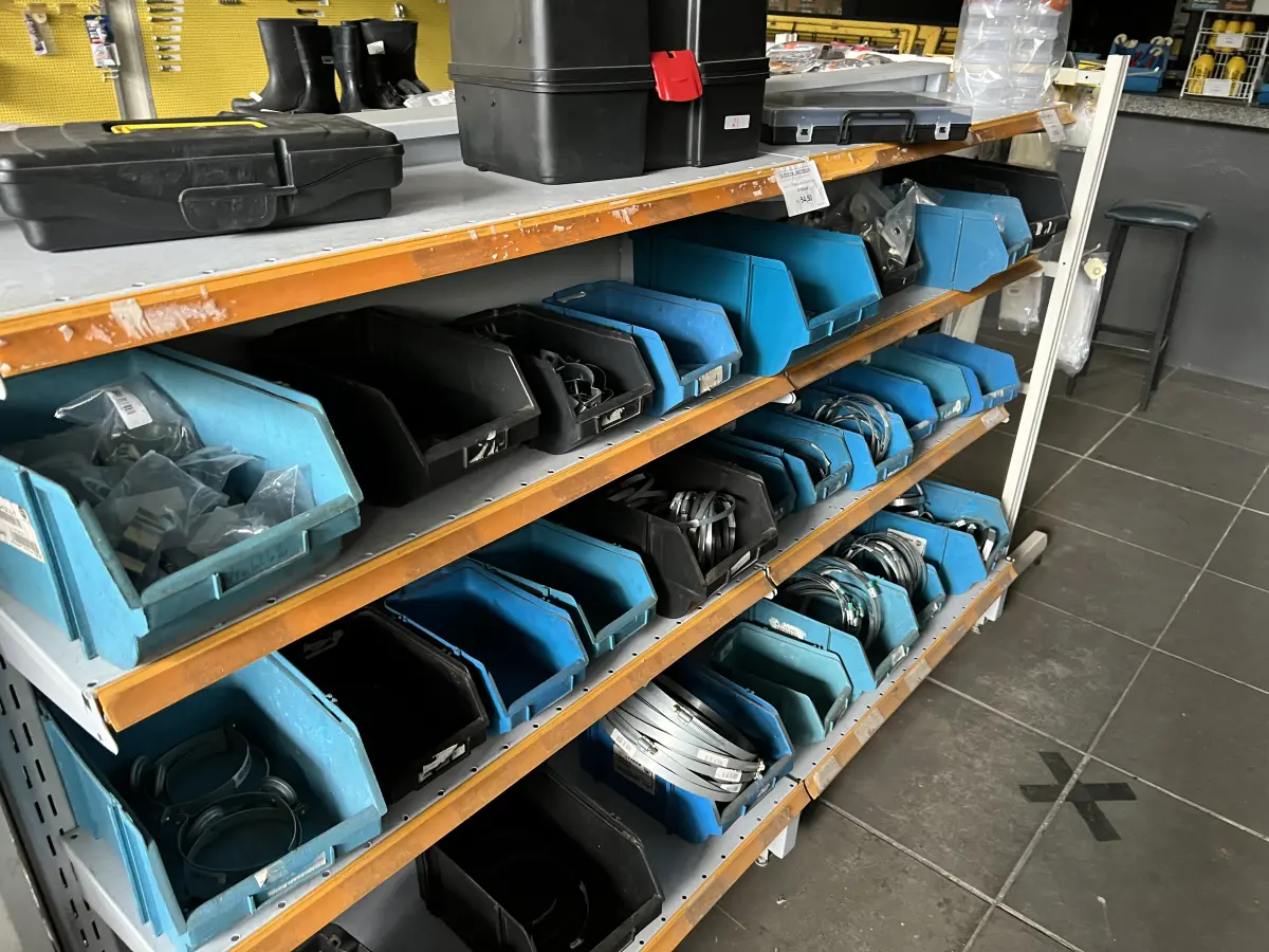 LOTE 021 - Lote com caixas de ferramentas, braçadeiras de metal diversos tamnhos, caixas plasticas 