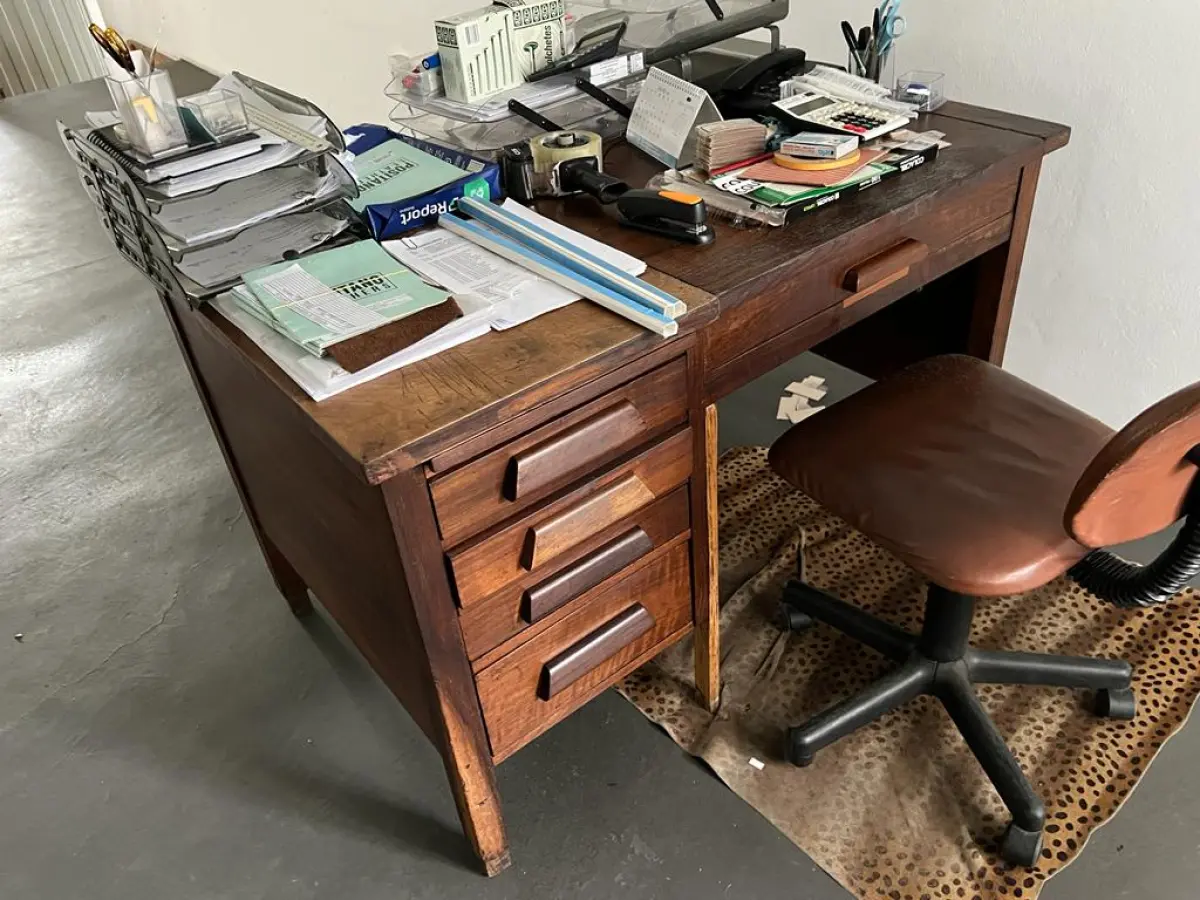 LOTE 032 - mesa emmadiera rustica com 5 gavetas e cadeira estofada giratoria