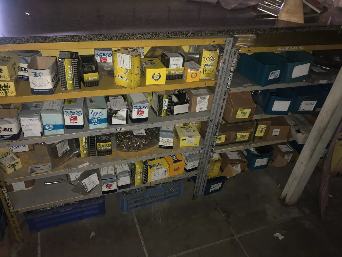 LOTE 060 - Lote de arruelas com pvc, 2 prateleiras baixas com parafusos diversos 