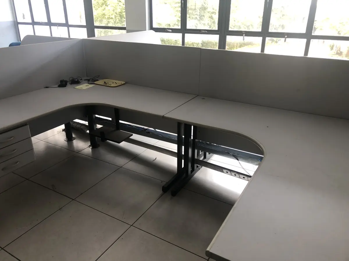 LOTE 081 - Lote com armario 2 portas, armario 2 portas mais prateleira, estação de trabalho com 6 lugares, 2 cadeiras, 2 mesas em L, armario baixo 2 portas, frigobar, reck