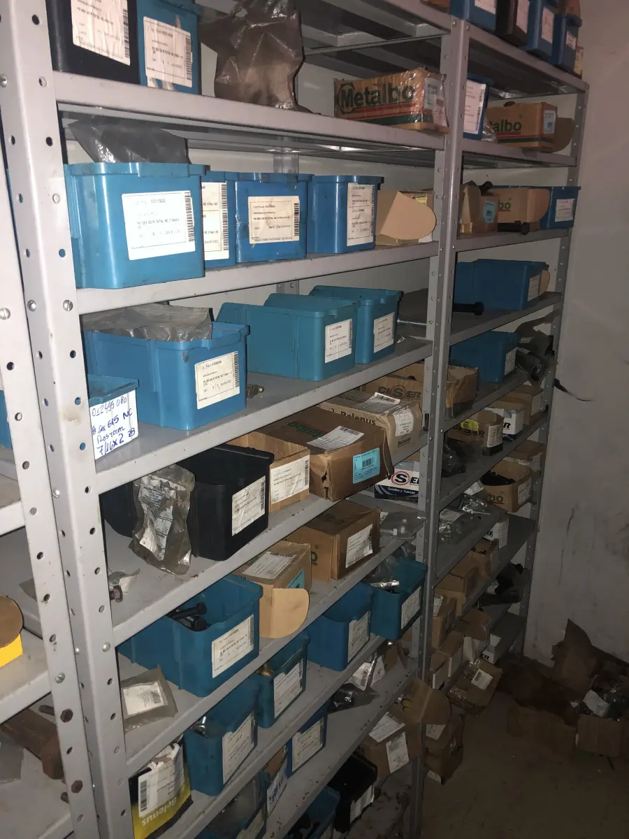 LOTE 070 - Lote com 5 prateleiras e parafusos de diversos modelos 