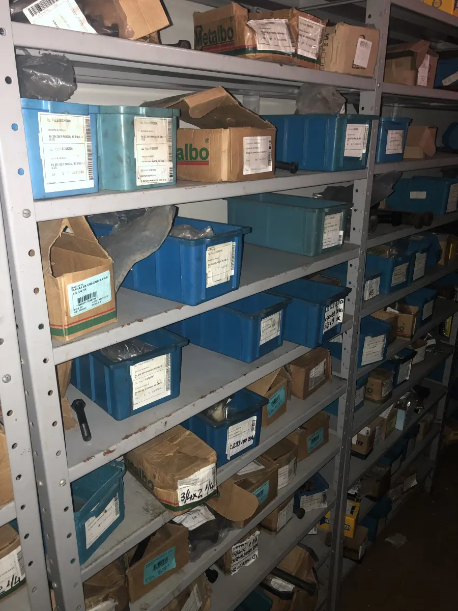 LOTE 070 - Lote com 5 prateleiras e parafusos de diversos modelos 