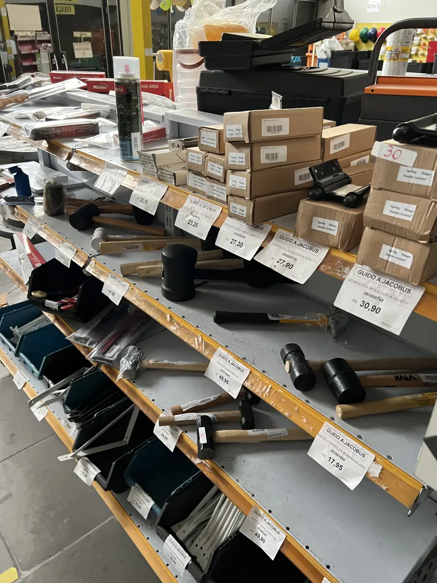 LOTE 030 - Lote com serrote, prateleira, prumo de plastico, pistola para colo quente, serrote drywall, pedra de afiar, martelos de borracha, martelo, dobradiças, mão francesa