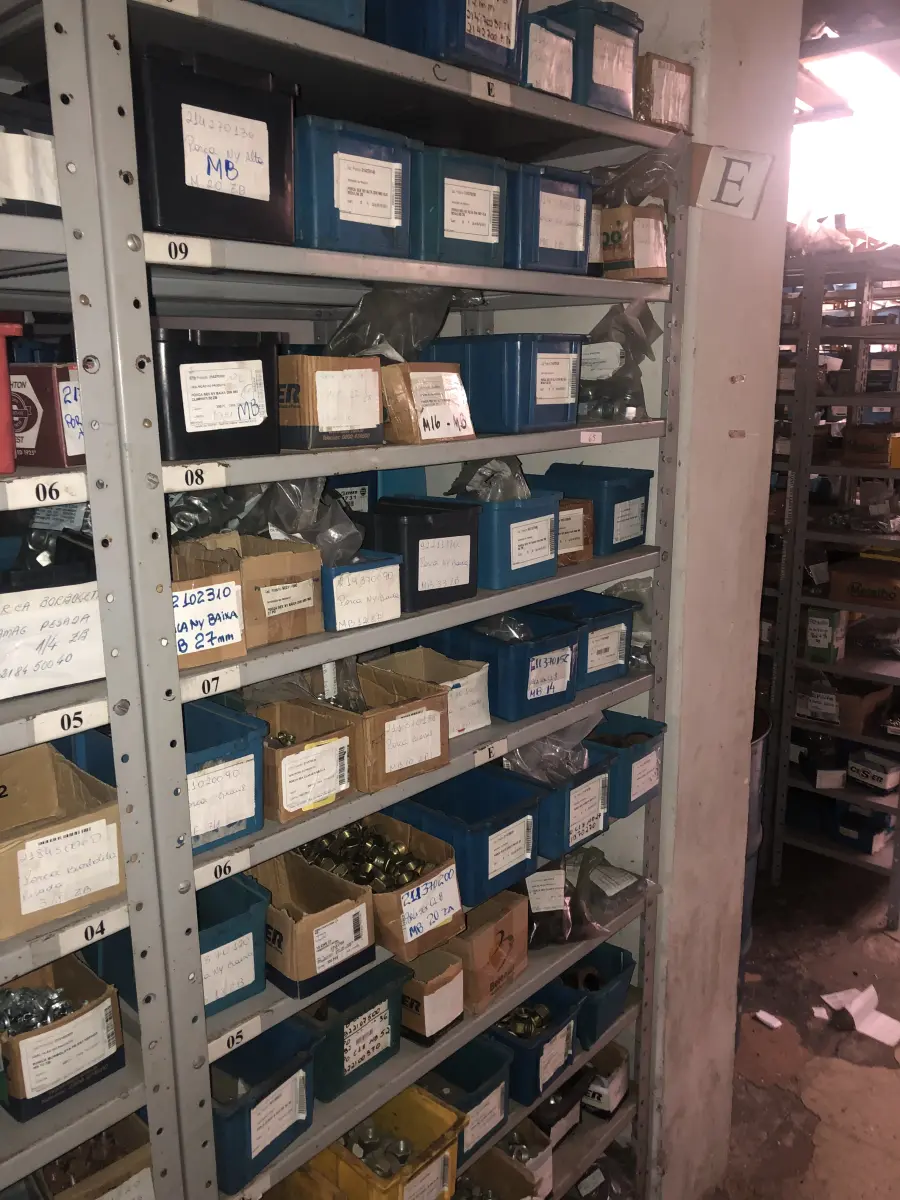 LOTE 065 - Lote com 7 prateleiras e diversos parafuos e arruelas e porcas 