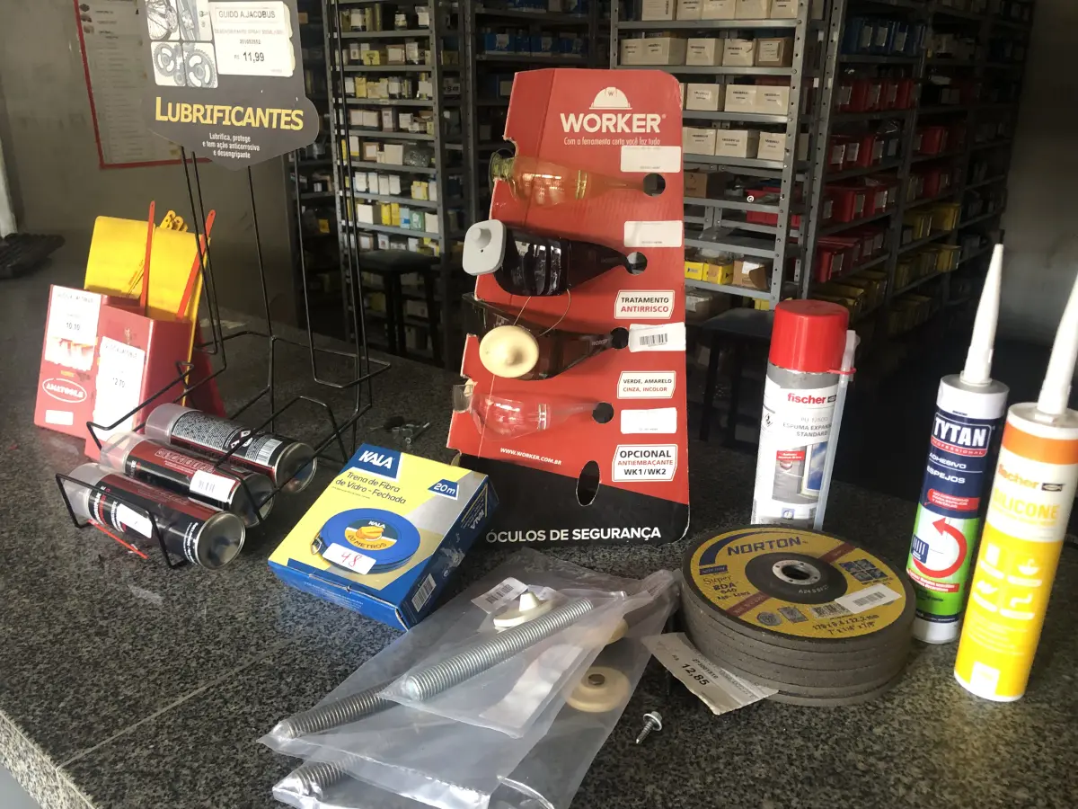 LOTE 048 - Lote com trena, barra de ferro, desingripante, discos, oculos de epi, 