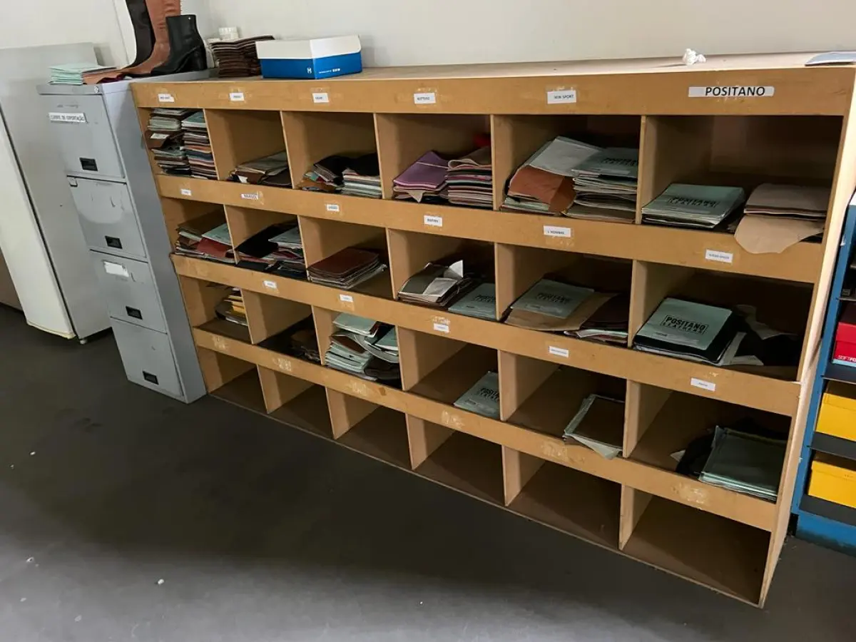 LOTE 018 - armario tipo escaninho cor marrom clara