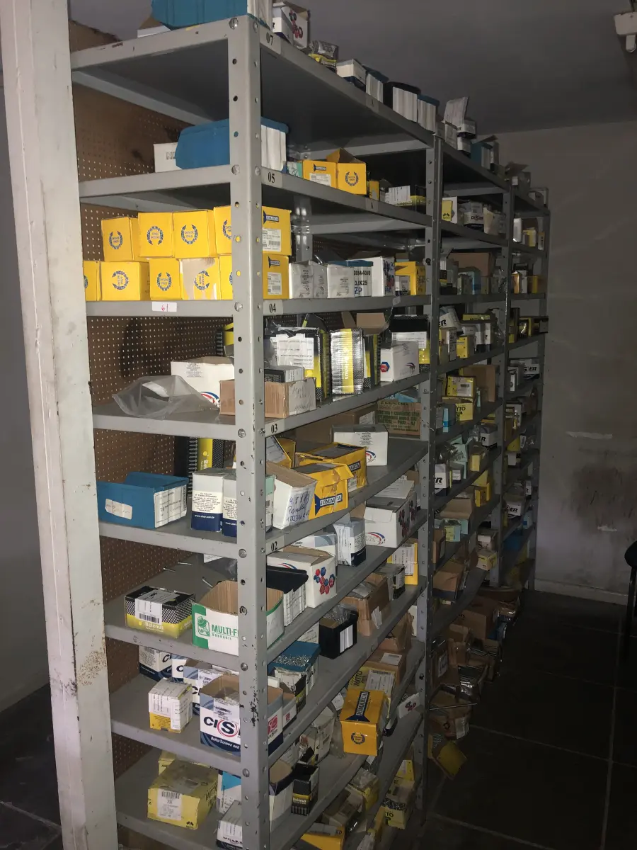 LOTE 061 - Lote com 3 prateleiras e parafusos de diversos modelos 