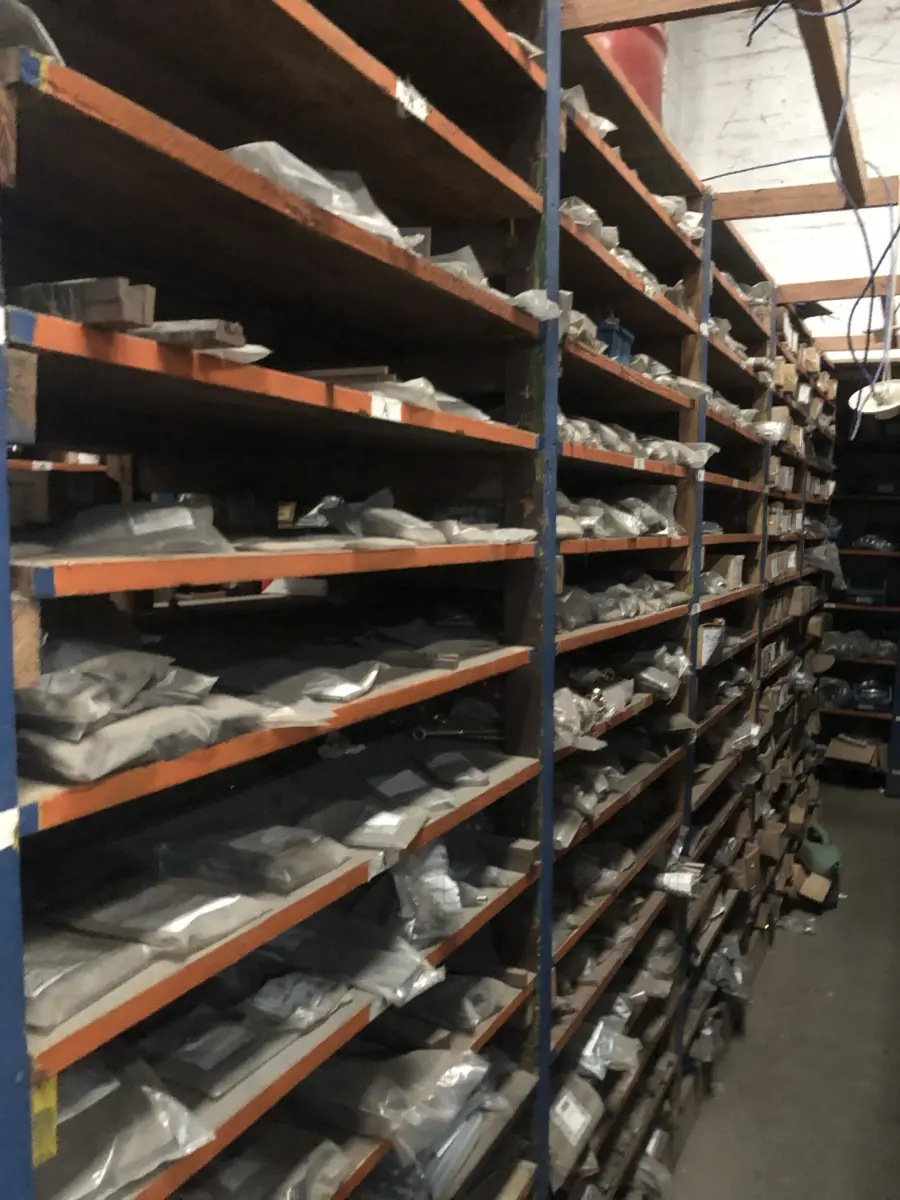 LOTE 001 - Lote grande com prateleiras de madeiras com parafusos, porcas, barras de ferro com rosca, pregos, chapinhas de fixação