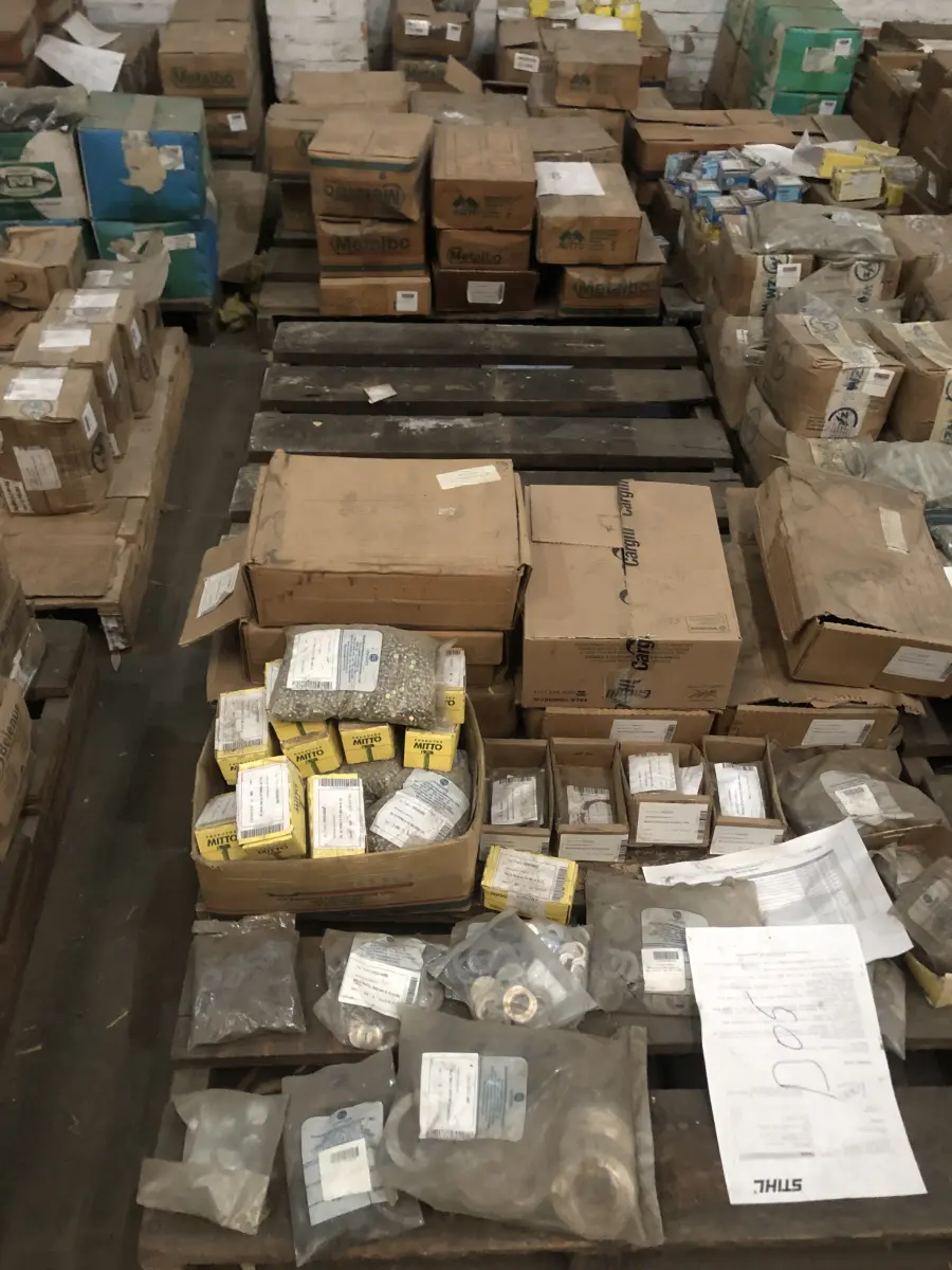 LOTE 001 - Lote com aproximadamente 56 paletes de parafusos, porcas, barras de ferro com rosca, pregos, chapinhas de fixação, aprox. 3.500kg