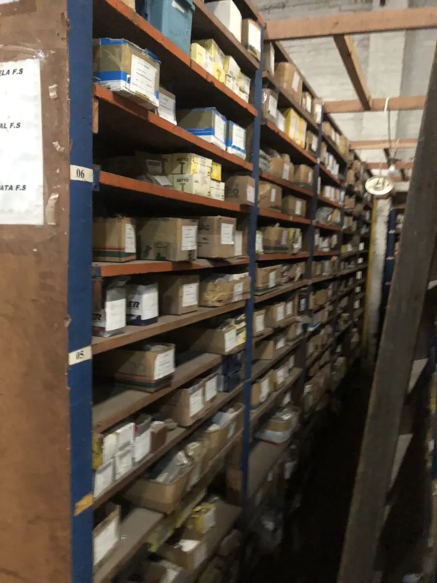 LOTE 001 - Lote grande com prateleiras de madeiras com parafusos, porcas, barras de ferro com rosca, pregos, chapinhas de fixação