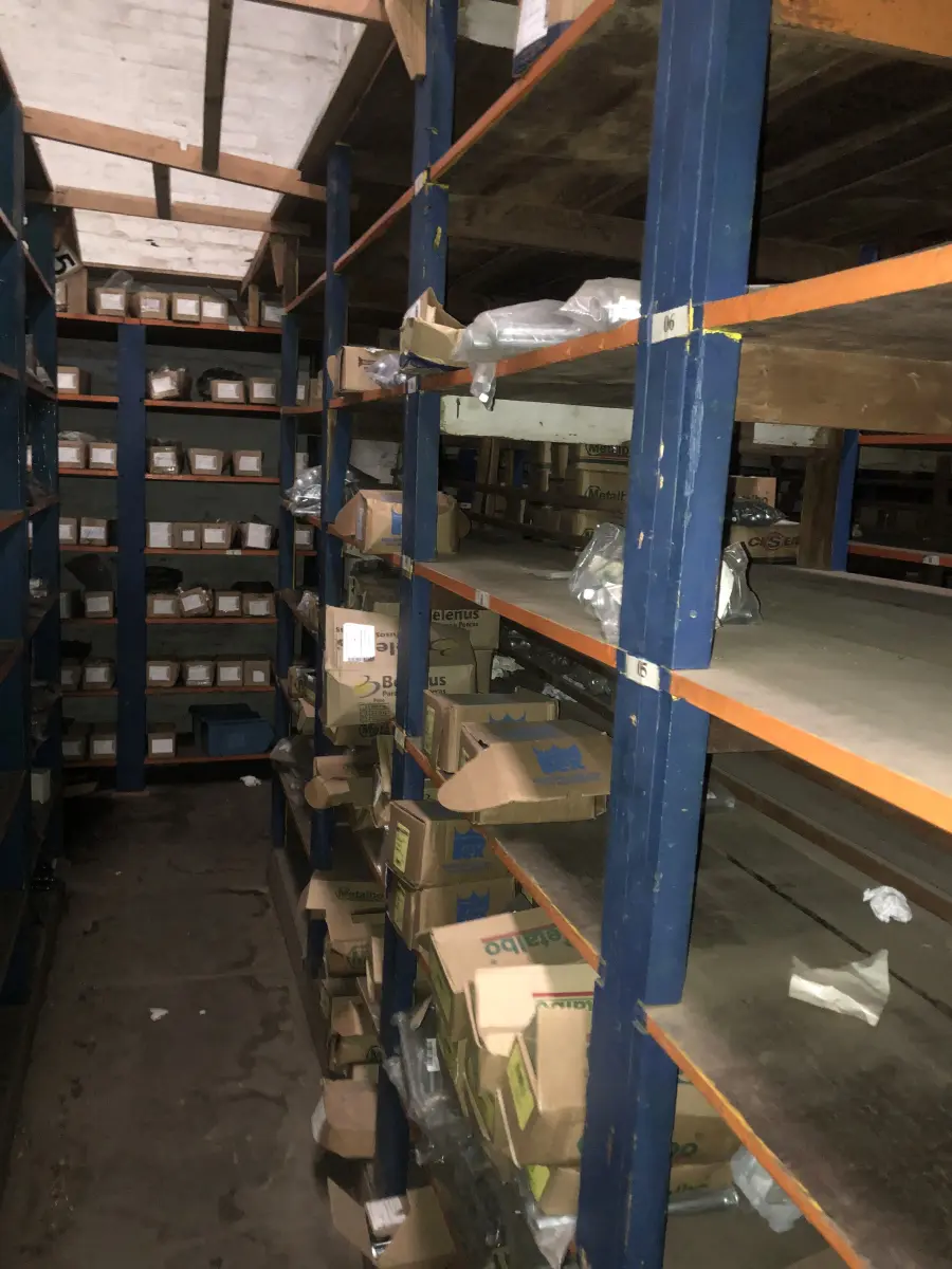 LOTE 001 - Lote grande com prateleiras de madeiras com parafusos, porcas, barras de ferro com rosca, pregos, chapinhas de fixação