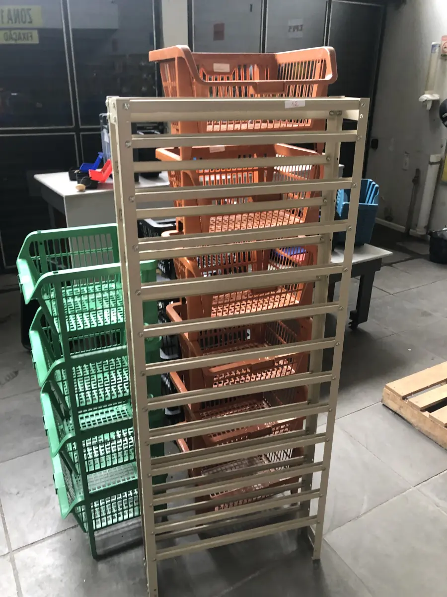 LOTE 012 - lote com estante de plástico verde e laranja e pretas, prateleira para caixas, caixas plásticas para a prateleira, caixas de ferramentas,