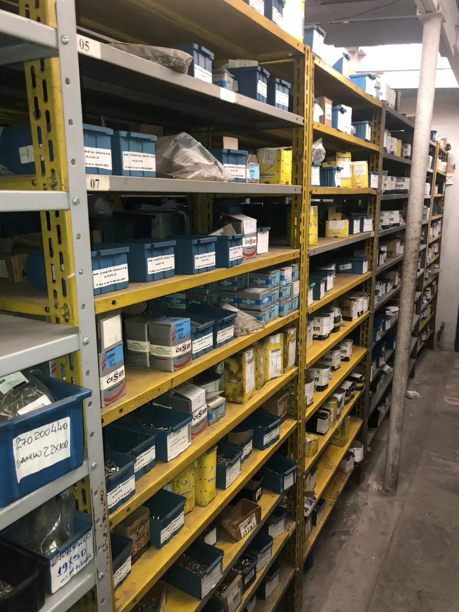 LOTE 073 - Lote com 11 prateleiras e parafusos de diversos modelos 