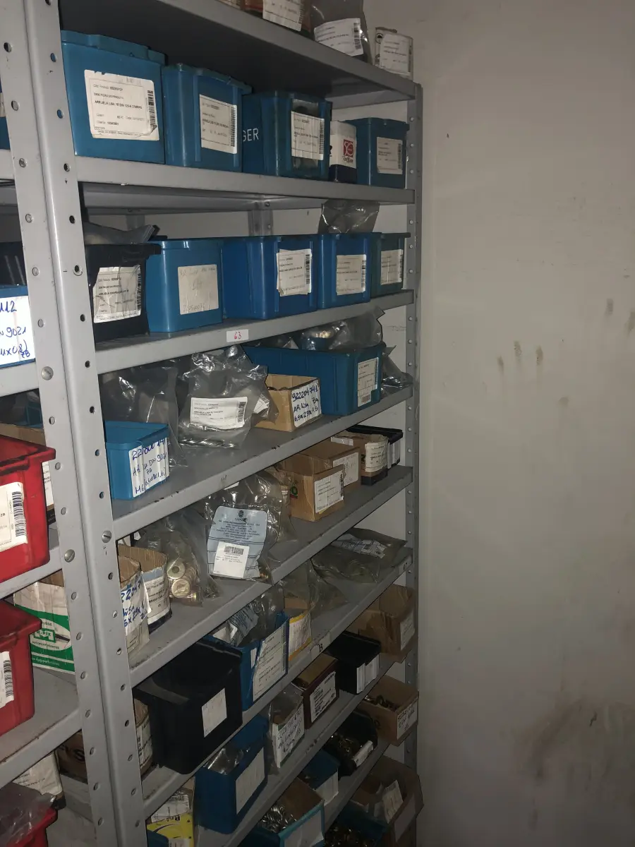 LOTE 063 - Lote com 7 prateleiras e diversos parafuos e arruelas e porcas 