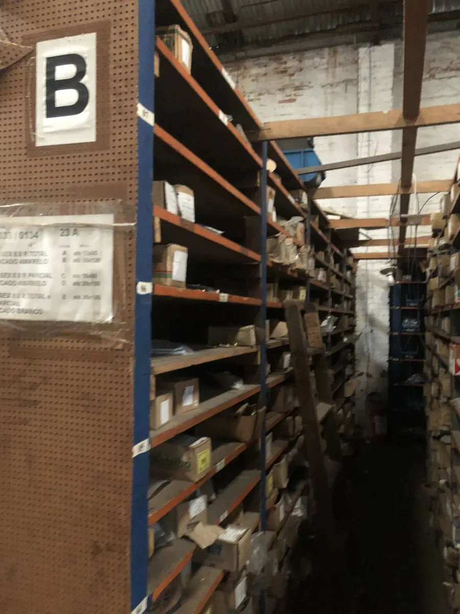 LOTE 001 - Lote grande com prateleiras de madeiras com parafusos, porcas, barras de ferro com rosca, pregos, chapinhas de fixação