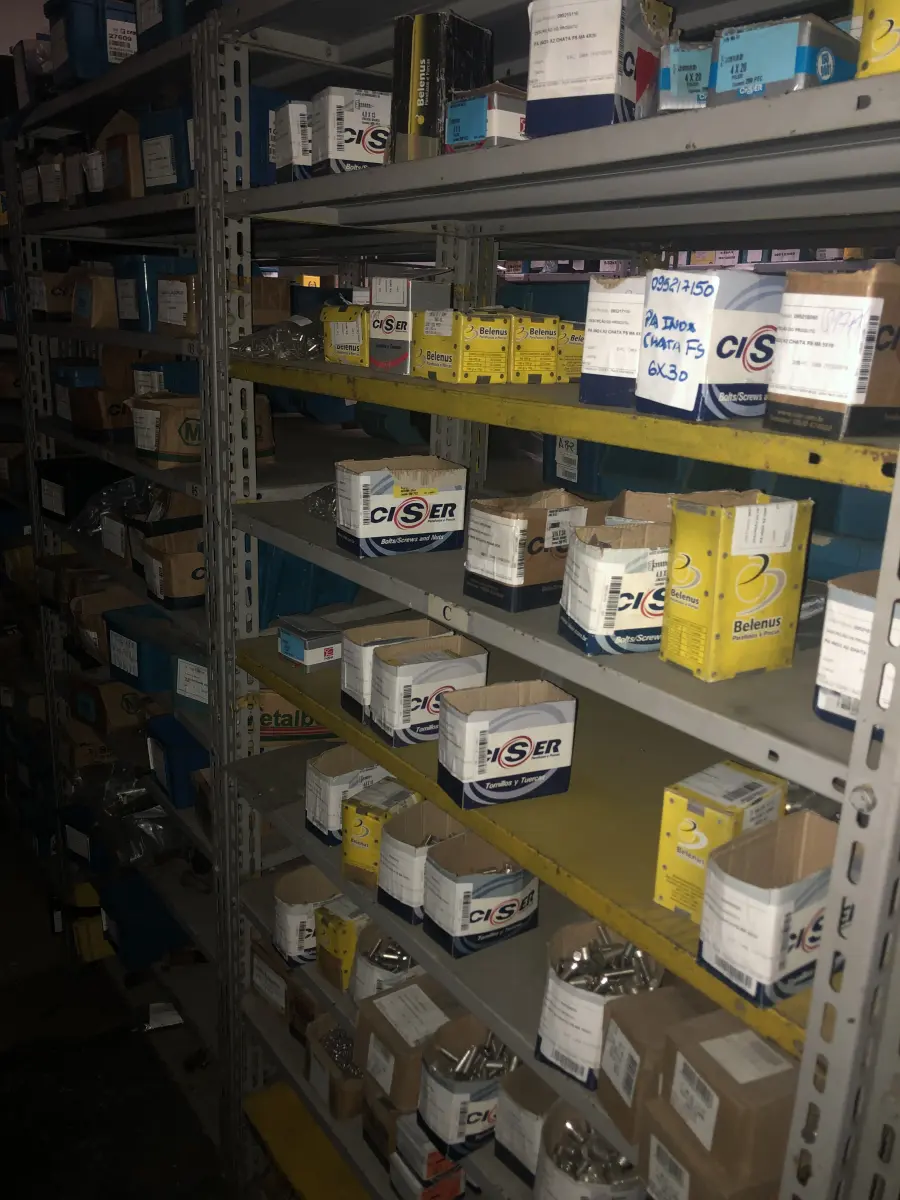 LOTE 071 - Lote com 11 prateleiras e parafusos de diversos modelos 