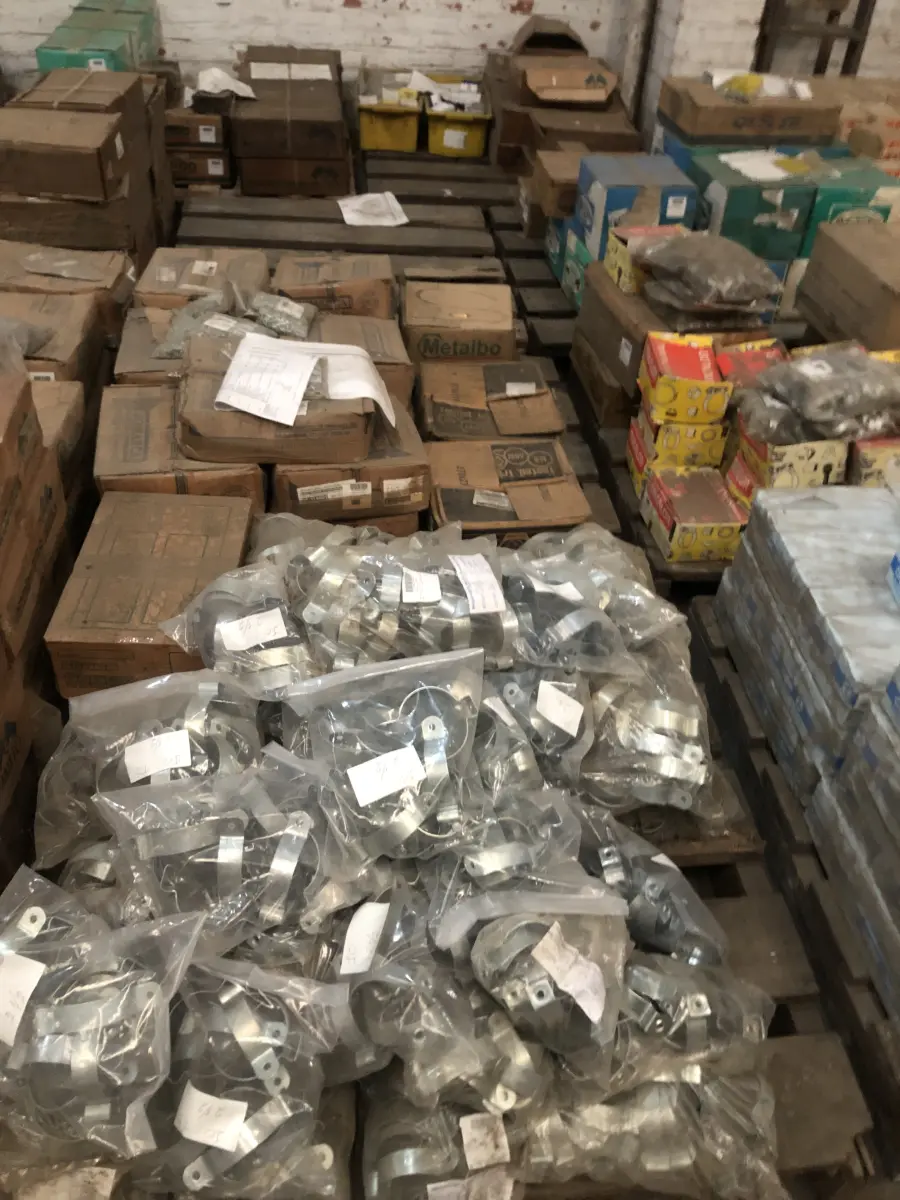 LOTE 001 - Lote com aproximadamente 56 paletes de parafusos, porcas, barras de ferro com rosca, pregos, chapinhas de fixação, aprox. 3.500kg