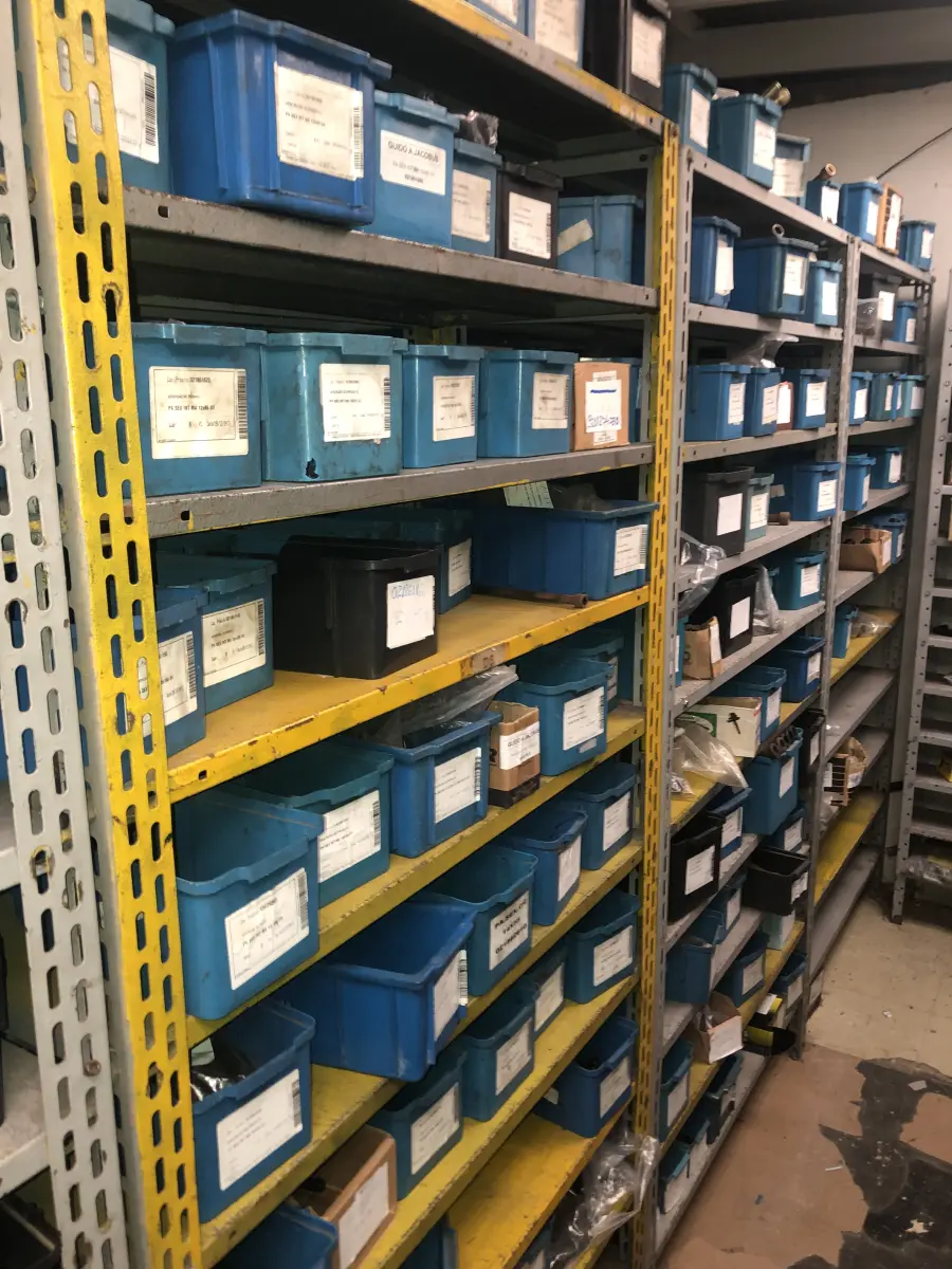 LOTE 071 - Lote com 11 prateleiras e parafusos de diversos modelos 