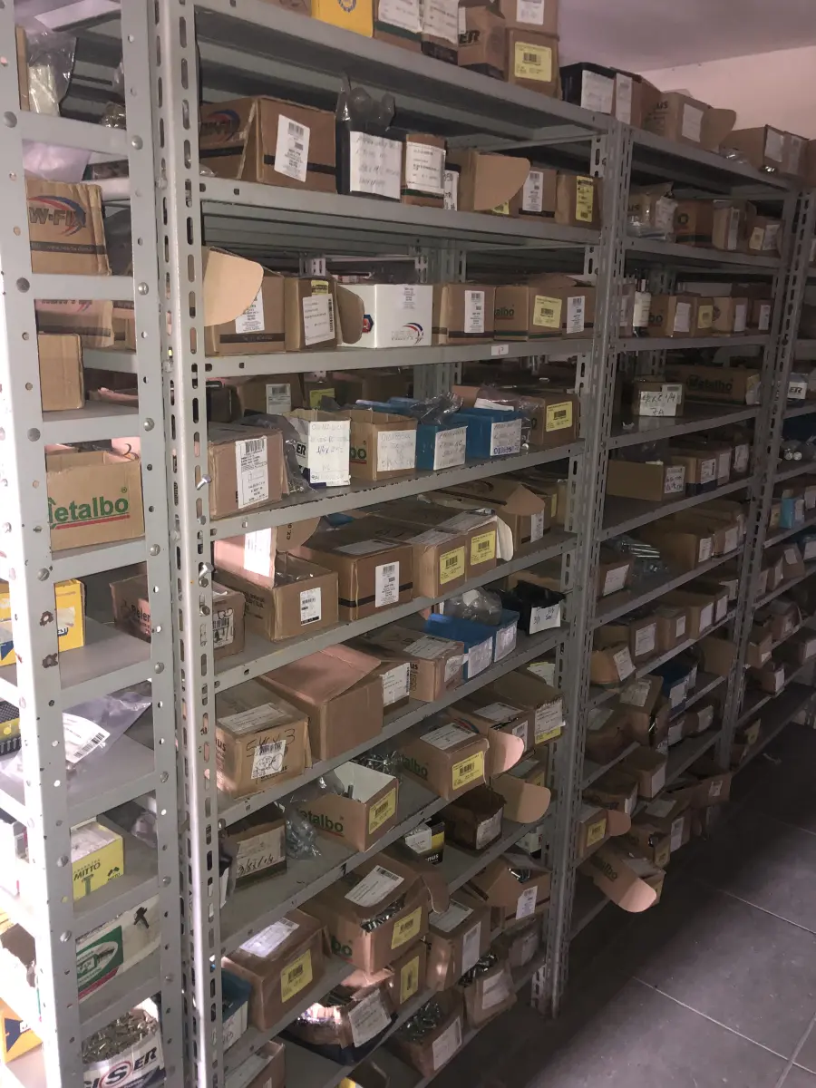 LOTE 067 - Lote com 7 prateleiras e diversos parafuos e arruelas e porcas 