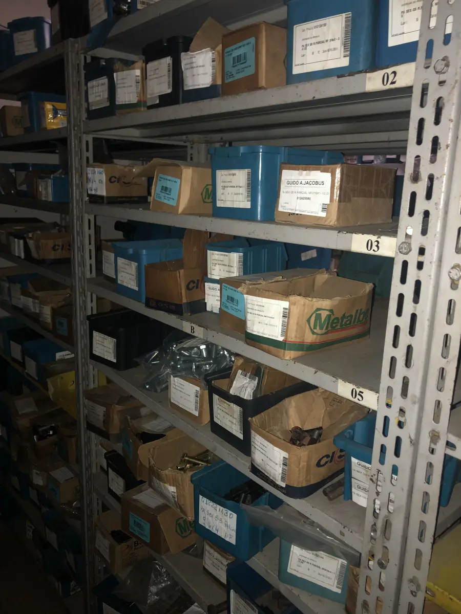 LOTE 071 - Lote com 11 prateleiras e parafusos de diversos modelos 