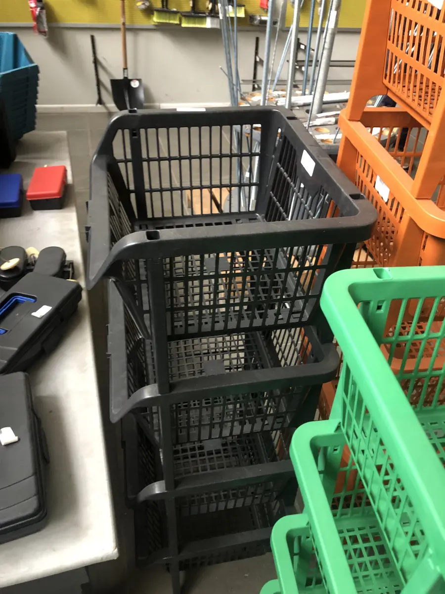 LOTE 012 - lote com estante de plástico verde e laranja e pretas, prateleira para caixas, caixas plásticas para a prateleira, caixas de ferramentas,