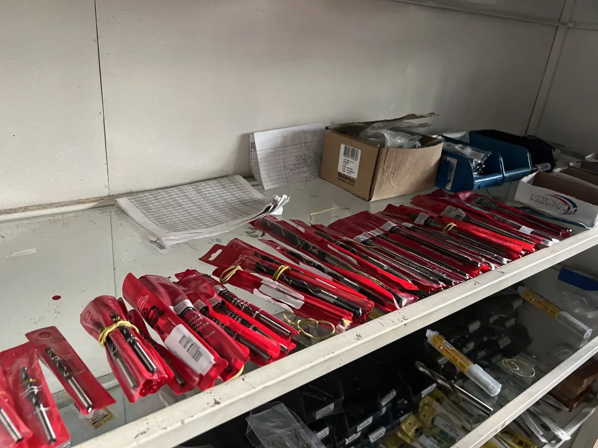 LOTE 039 - Lote com deversas serra copo, lamina estilhete, serra para tico-tico, broca, machos para rosca, brocas, facão, 