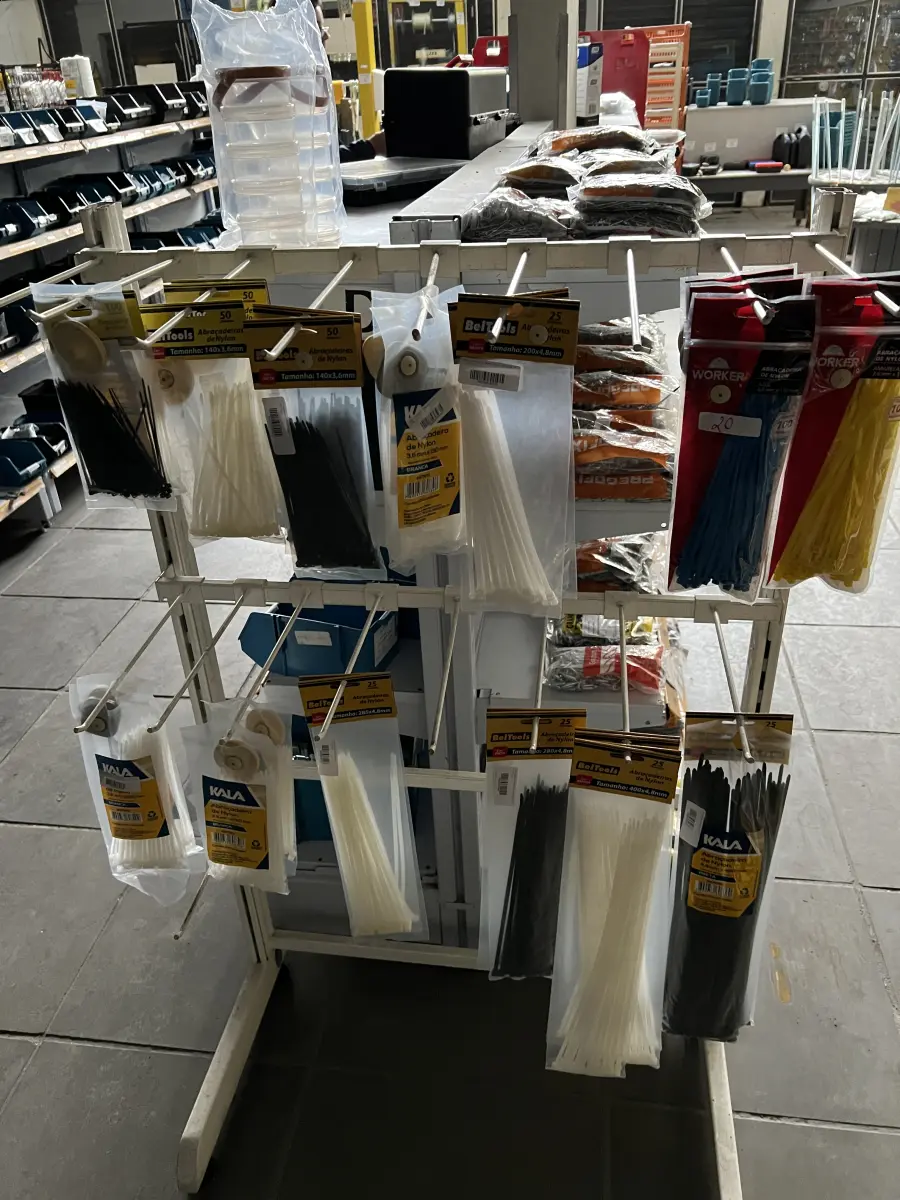 LOTE 020 - Lote com abraçadeiras diverosos tamanhos e cores, movel mostruário, 