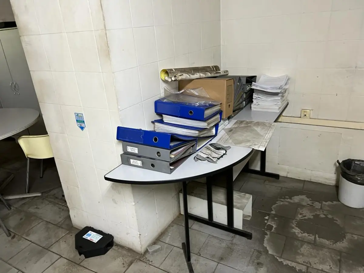 LOTE 028 - pedaço de mesa branca