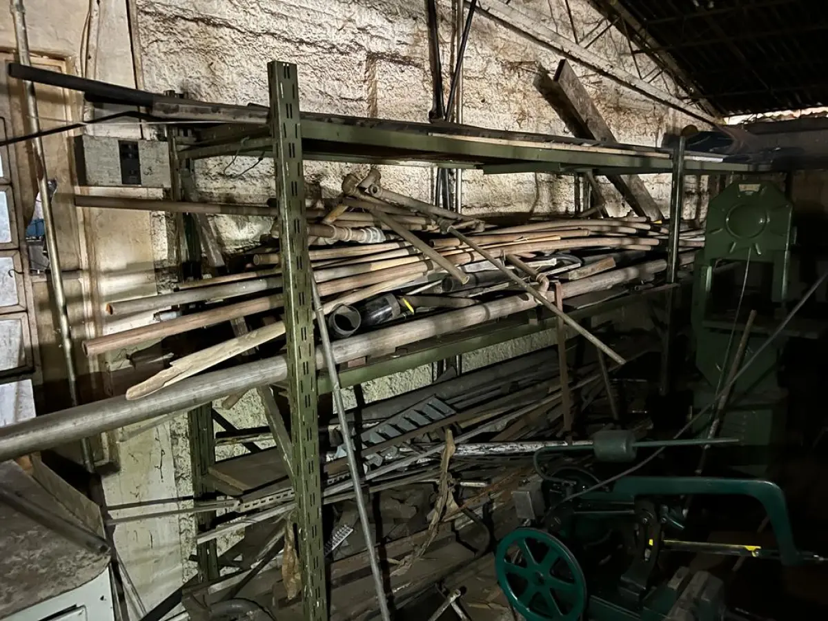 LOTE 035 - lote com prateleiras metalicas verdes e canos e perfis de metais usados