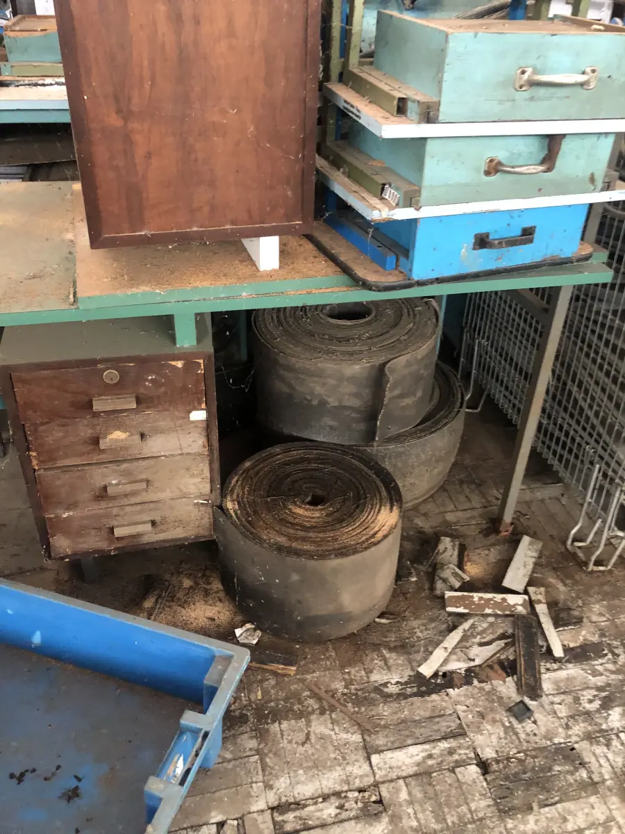 LOTE 002 - LOTE ENGLOBADO DE MAQUINAS E MÓVEIS SOMENTE NO PAVILHÃO DA ESQUINA