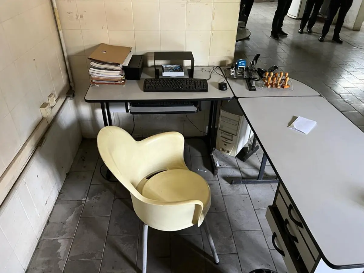 LOTE 033 - mesa em L cor cinza cadeira bege, cpu telclado sem a tela