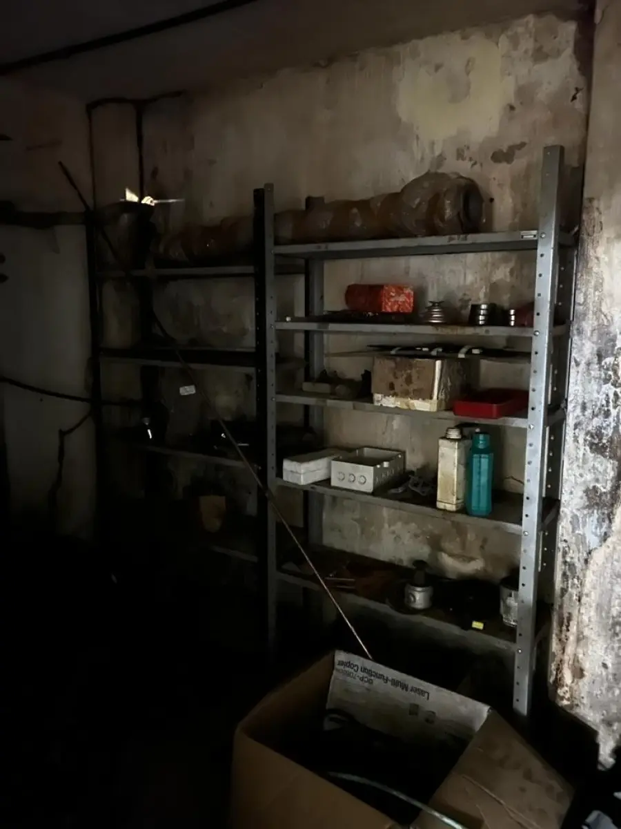 LOTE 020 - lote de prateleiras metalicas com sucatas de peças na sala