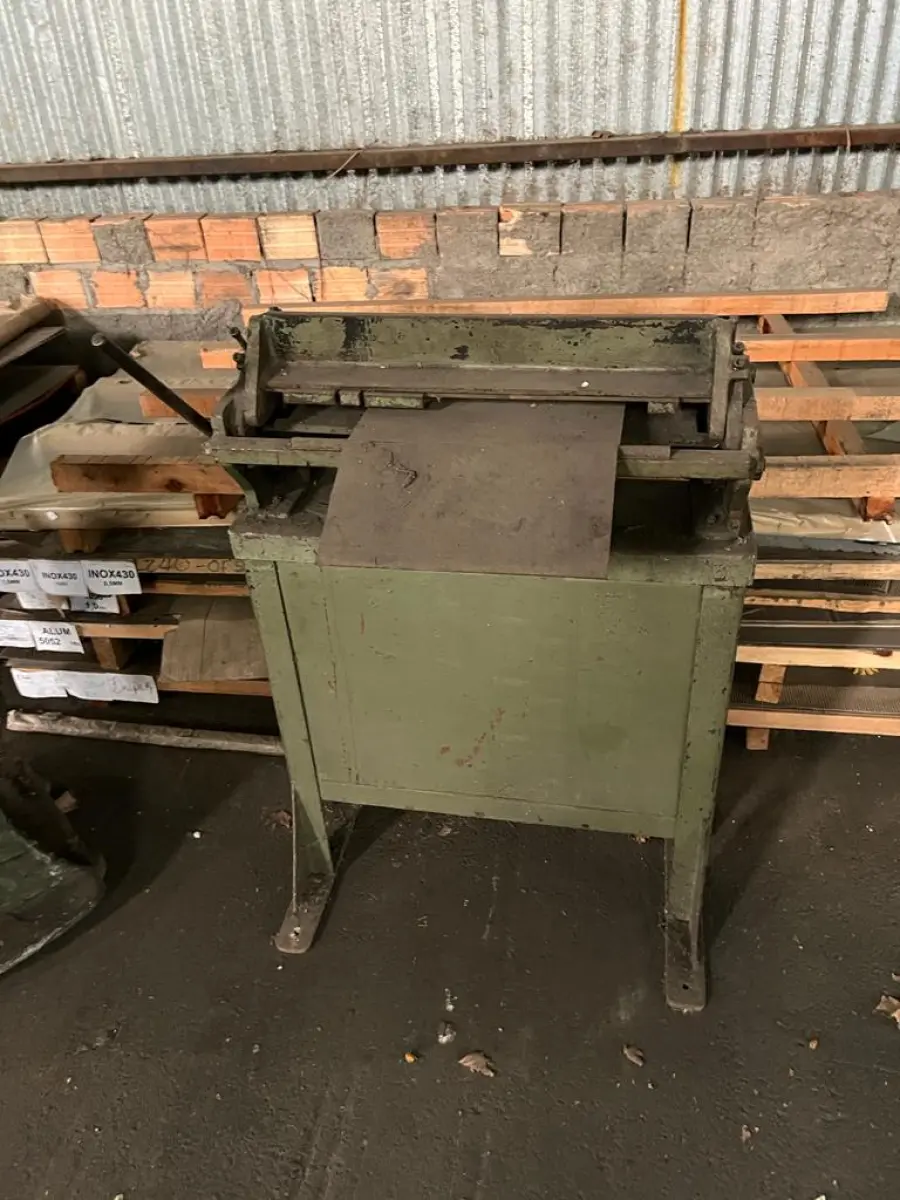 LOTE 089 - dobradeira de chapa em mau estado