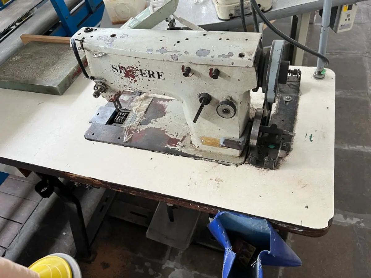 LOTE 037 - maquina de costura plana em mau estado