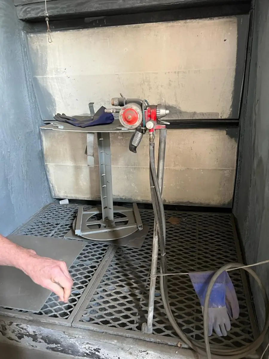 LOTE 094 - cabine de pintura com pistola metalica